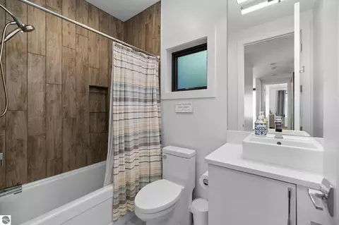 Bath - 8871 Birchview Dr, Williamsburg, MI 49690 photo 6 of 6