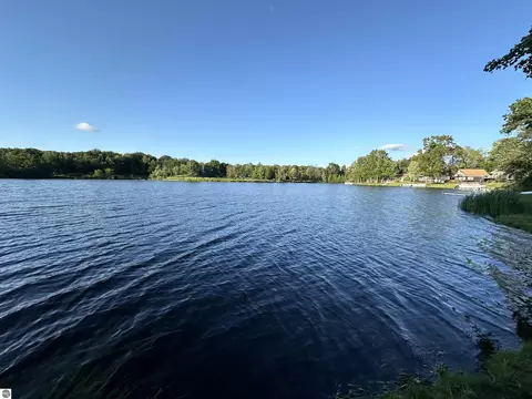 1004 Sandtrap Dr, Lake Isabella, MI 48893