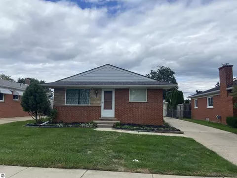 22501 Visnaw St, Saint Clair Shores, MI 48081