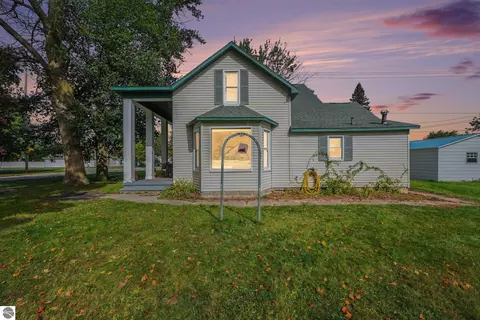 201 6th Ave, Tawas City, MI 48763