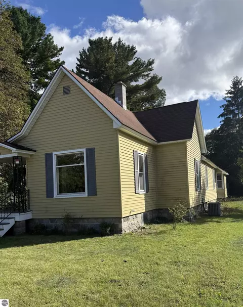 932 E State St, Traverse City, MI 49686