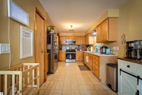 Kitchen - 11968 E Pickard Rd, Mount Pleasant, MI 48858 photo 2 of 5