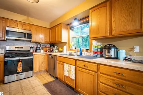 Kitchen - 11968 E Pickard Rd, Mount Pleasant, MI 48858 photo 1 of 5