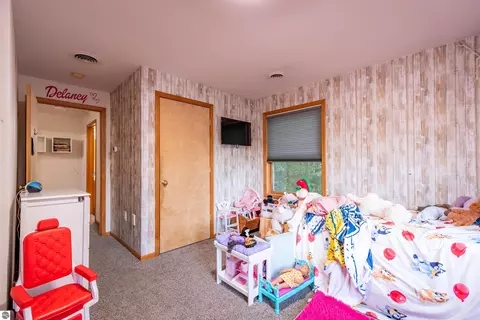 Bedroom - 11968 E Pickard Rd, Mount Pleasant, MI 48858 photo 8 of 8