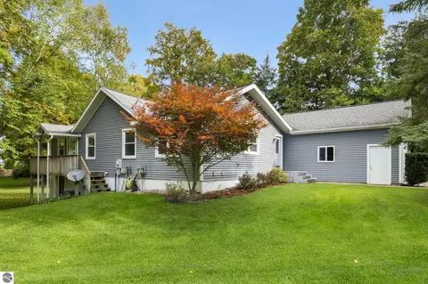 711 Brakel Point Dr, Traverse City, MI 49685