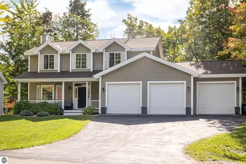 3658 Oxford Dr, Traverse City, MI 49686