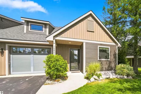 10823 E Grandview Rd, Traverse City, MI 49684
