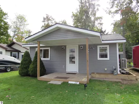 312 Lakewood Dr, East Tawas, MI 48730