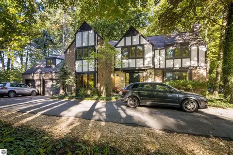 1302 Peninsula Dr, Traverse City, MI 49686