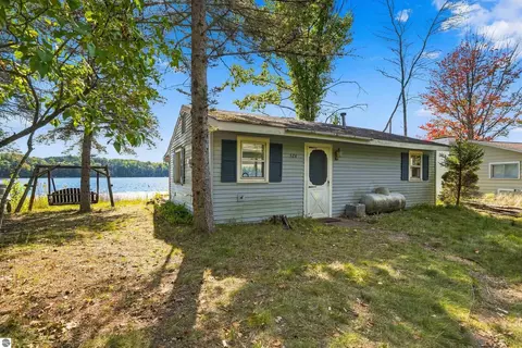 524 Island View Dr, Traverse City, MI 49696
