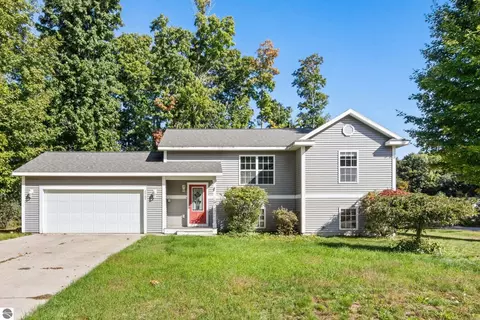 2063 Pine Valley Cir, Traverse City, MI 49685