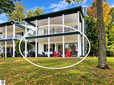 5089 S Spirit Dr, Bellaire, MI 49615