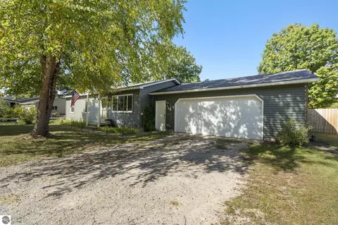 4650 N Manor Wood Dr, Traverse City, MI 49685