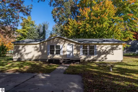 6916 Danes Dr, Houghton Lake, MI 48629