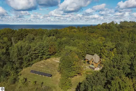 5150 Eagles Nest Ln, Leland, MI 49654