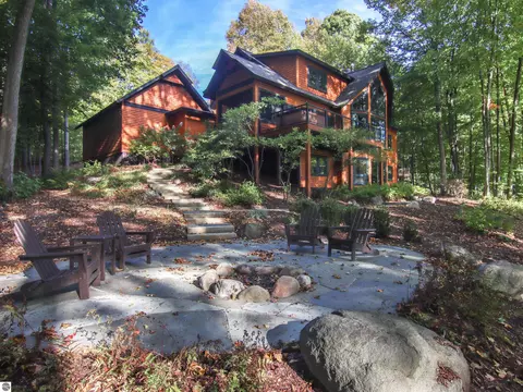 11645 Overlook Cir, Thompsonville, MI 49683