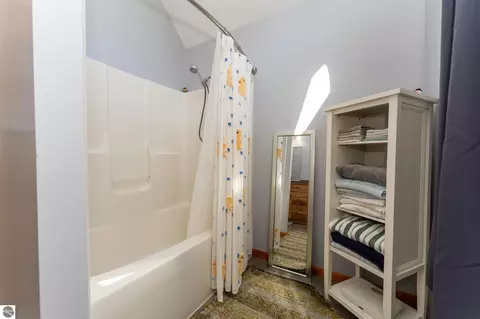Bath - 9355 W Blanchard Rd, Blanchard, MI 49310 photo 2 of 3