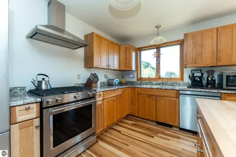 Kitchen - 9355 W Blanchard Rd, Blanchard, MI 49310 photo 2 of 7