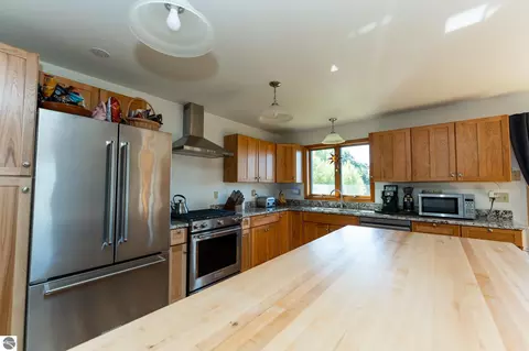 Kitchen - 9355 W Blanchard Rd, Blanchard, MI 49310 photo 5 of 7