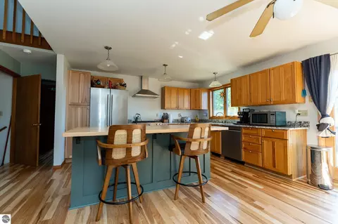 Kitchen - 9355 W Blanchard Rd, Blanchard, MI 49310 photo 6 of 7