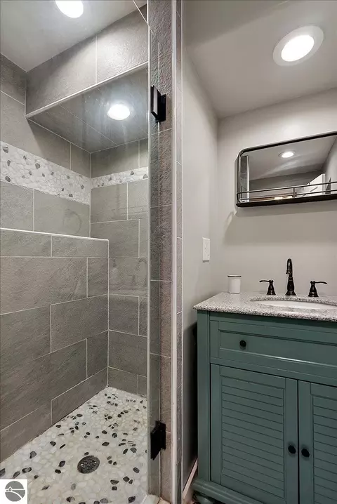 Bath - 5331 Moore Rd, Williamsburg, MI 49690 photo 2 of 3