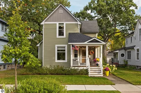 220 W Tenth St, Traverse City, MI 49684