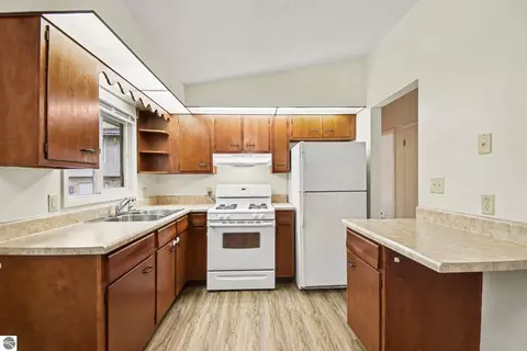 Kitchen - 525 N Pine River St, Ithaca, MI 48847 photo 1 of 1