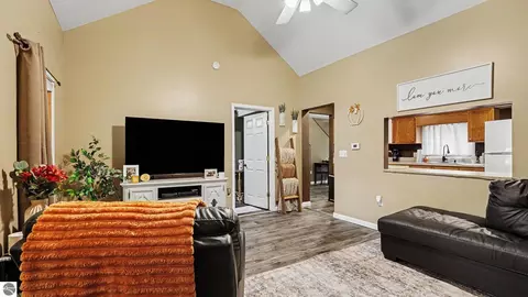 Entry Way - 515 N Ithaca St, Ithaca, MI 48847 photo 2 of 3