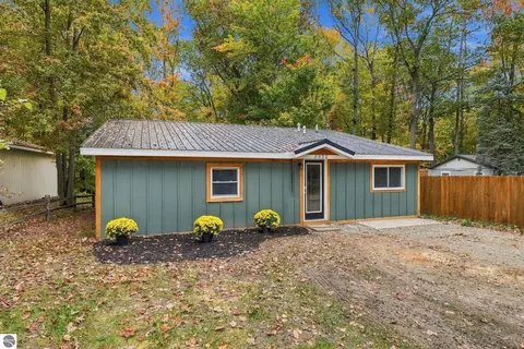 8530 W Sapphire Ave, Lake City, MI 49651
