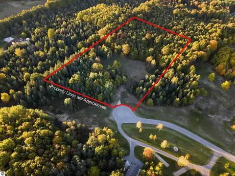 5932 SW Old Oak Trl, Fife Lake, MI 49633
