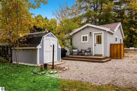 8860 E Fouch Rd, Traverse City, MI 49684
