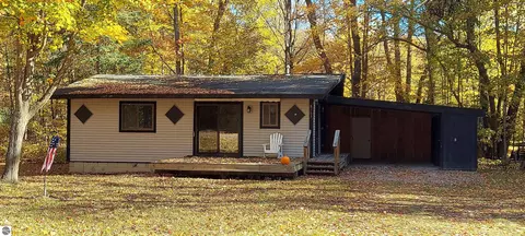 6183 River Ridge Dr, Bellaire, MI 49615