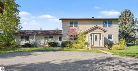 1009 Channel Dr, Lake Isabella, MI 48893