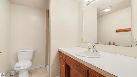 Bath - 202 Union St, Ithaca, MI 48847 photo 2 of 2