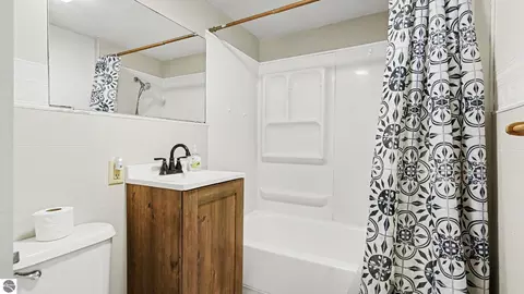 Bath - 202 Union St, Ithaca, MI 48847 photo 1 of 2