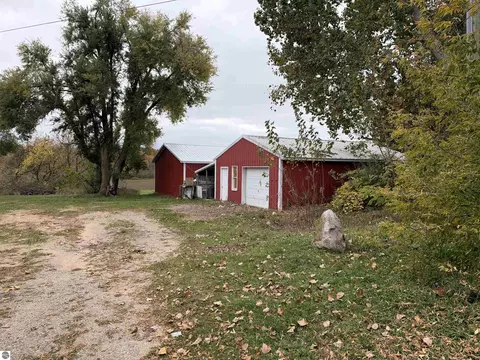 Exterior - 1601 Taft Rd, Remus, MI 49340 photo 4 of 5