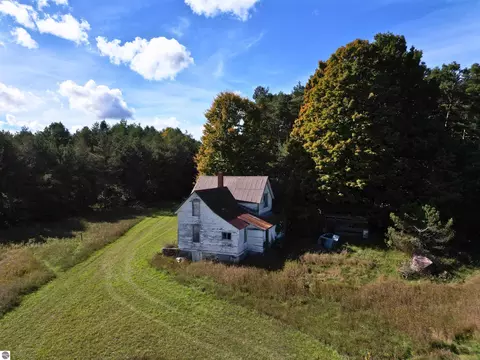 5407 S Good Harbor Trl, Cedar, MI 49621 photo 5