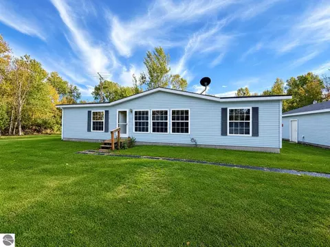 1568 E Hull Rd, Hope, MI 48628