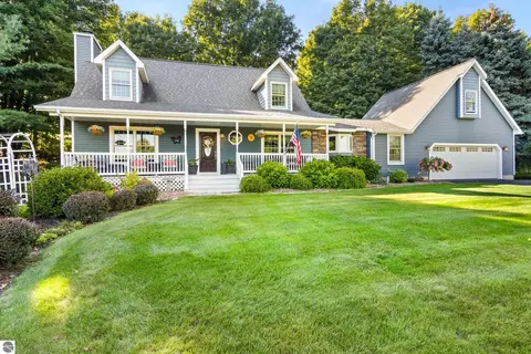 9770 E Valley Hills Dr, Traverse City, MI 49684