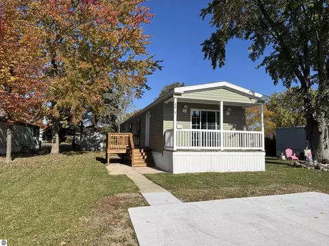 4431 Buttercup Ln, Traverse City, MI 49685