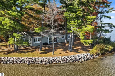620 Lakewood Rd, Traverse City, MI 49685