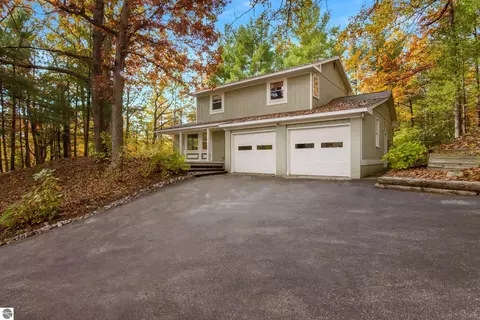 2161 Cuyahoga Ct, Traverse City, MI 49686