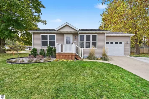 106 E Saint Andrews Dr, Midland, MI 48640