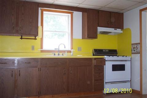 907 Maple St, Three Rivers, MI 49093 photo 4