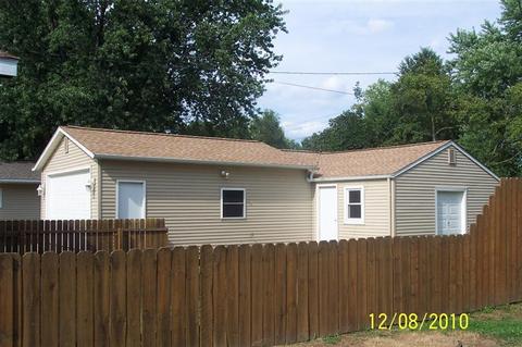 907 Maple St, Three Rivers, MI 49093 photo 2