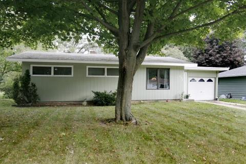 672 Melrose St, Plainwell, MI 49080 photo 2