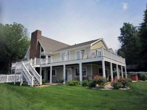 429 Midlakes Blvd, Plainwell, MI 49080 photo 1