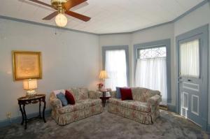104 E Beech St, Three Oaks, MI 49128 photo 4