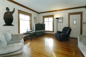 418 W Chart St, Plainwell, MI 49080 photo 4