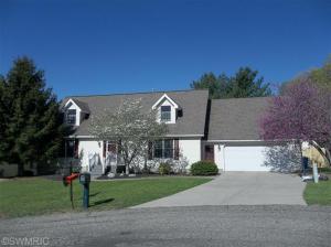 809 Bradford Dr, Belding, MI 48809 photo 2